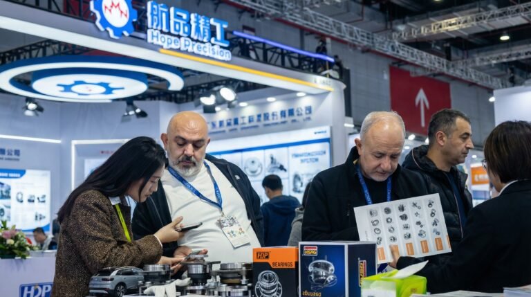 The customer is flipping through the photo album, with HDP brand packaging boxes displayed on the stand.